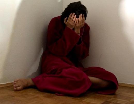 Un bărbat din Târgovişte şi-a sechestrat soţia, care intentase divorţ. A intrat noaptea în casă, peste femeia îngrozită