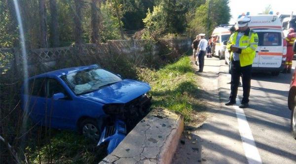 Accident bizar la Drăganu. 3 mașini s-au spulberat și a murit un localnic care mergea în treaba lui pe trotuar