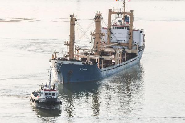 Ambarcaţiune cu zeci de turişti la bord, răsturnată pe Dunăre la Tulcea
