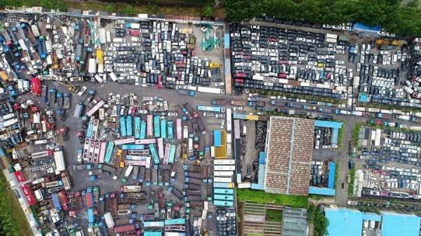Sute de automobile în cimitirul de maşini din estul Chinei