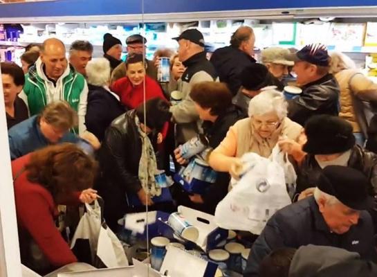 Zeci de oameni s-au călcat în picioare într-un supermarket pentru a cumpăra brânză la promoţie