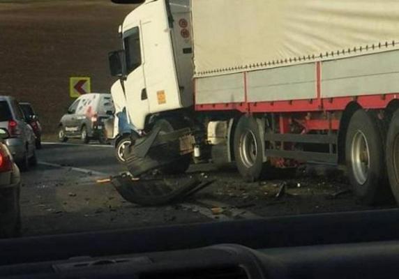 Accident cu patru victime la Râmnicu Sărat! Șoferul unui Volvo a făcut o depășire pe linia continuă și a intrat într-un TIR, care vroia să facă același lucru