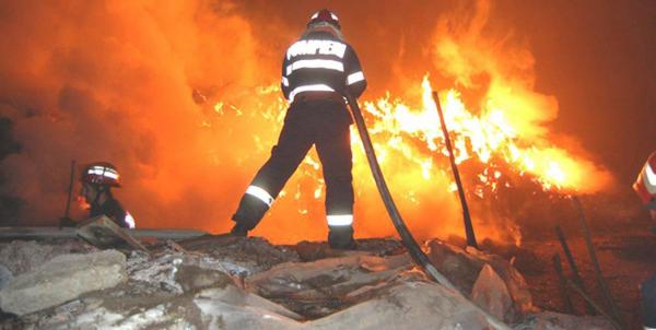 Tânăr din Braşov dus la spital, muşcat groaznic de câinele pe care încerca să-l saveze din flăcări