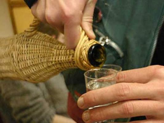 Înjunghiat de soţie pentru un pahar cu ţuică. Femeia era atât de beată, încât poliţiştii nu s-au putut înţelege cu ea