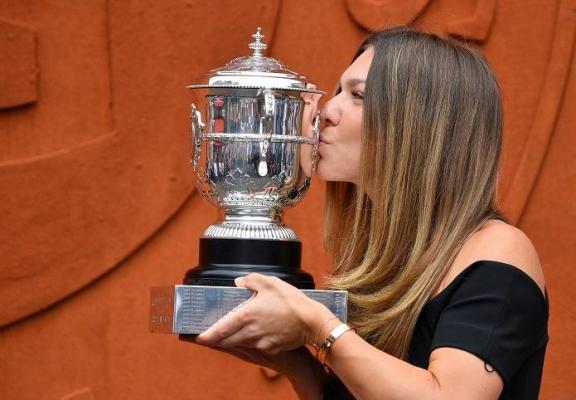 Simona Halep aduce acasă trofeul cucerit la Roland Garros. Programul evenimentului din această seară