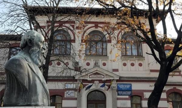 Intrarea principală în Colegiul Naţional B.P. Haşdeu din Buzău