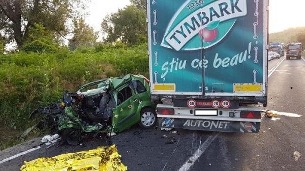Un tânăr a fost strivit în propria maşină, după un impact devastator cu un TIR care a intrat pe contrasens, în Dâmboviţa. Imagini cumplite de la locul acidentului