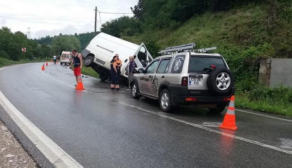 Un şofer de TIR e căutat de poliţie, după ce a provocat un accident cu o ambulanţă în misiune, la Reşiţa, şi a fugit