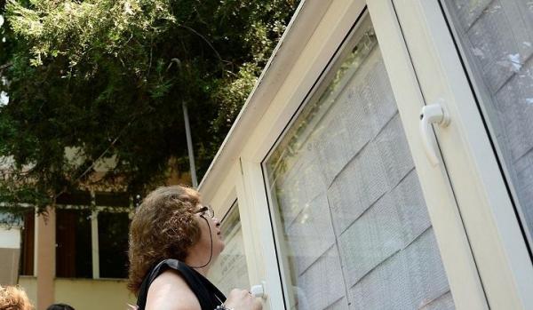 O mamă citeşte rezultatele la Evaluarea Naţională