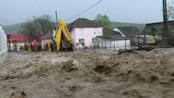 Peste 30 de localităţi din 14 judeţe au fost afectate de furtuni. Un tren a luat foc la Teleorman, după ce a fost lovit de fulger