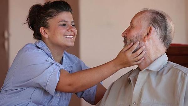 O româncă a moştenit în Spania 2,5 milioane de euro de la bătrânul pe care l-a îngrijit, dar riscă să stea după gratii doi ani şi să piardă toţi banii
