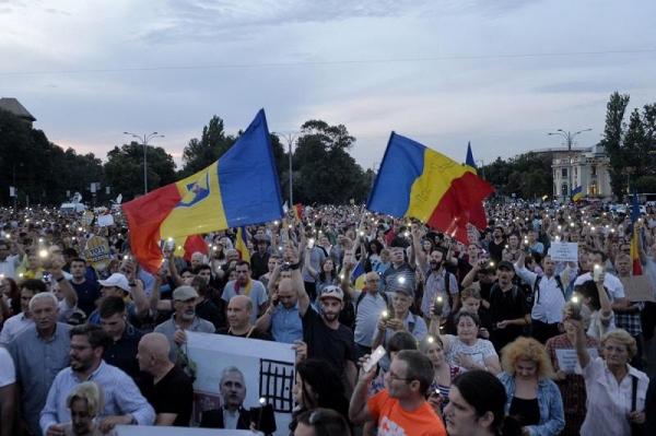 Protestatari antiguvernamentali adunaţi la Guvern