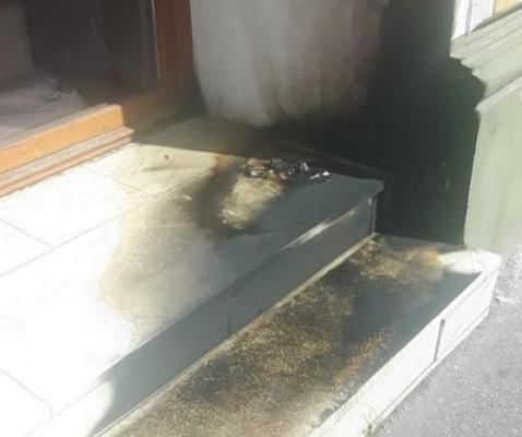 Explozie la sediul PSD din Satu Mare. Două sticle incendiare au fost lăsate aprinse la intrarea în clădire