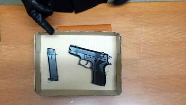 Un român a ameninţat cu un pistol poliţiştii, într-o gară din Roma, după ce provocase un scandal uriaş