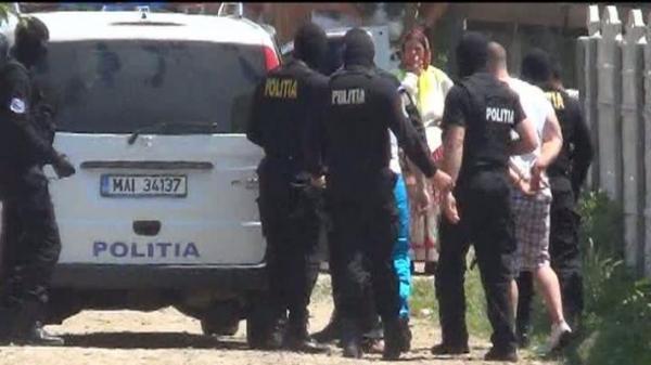 SMURD-ul, atacat cu furci şi topoare la Botoşani. Medicii s-au baricadat în ambulanţă de frică, 3 echipaje de poliţie au intervenit