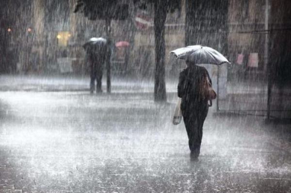 Cod galben de vreme severă în Bucureşti şi alte 17 judeţe, intrat în vigoare cu puţin timp în urmă şi valabil până la miezul nopţii