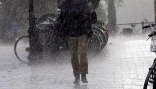Codul galben de ploi abundente a fost prelungit pentru 24 de ore. Aproape toată ţara va fi sub ape până vineri seara