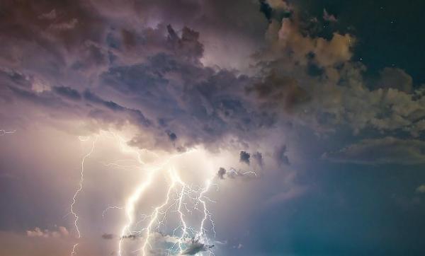 Alertă meteo cu efect imediat. ANM anunţă furtuni foarte puternice în mai multe judeţe