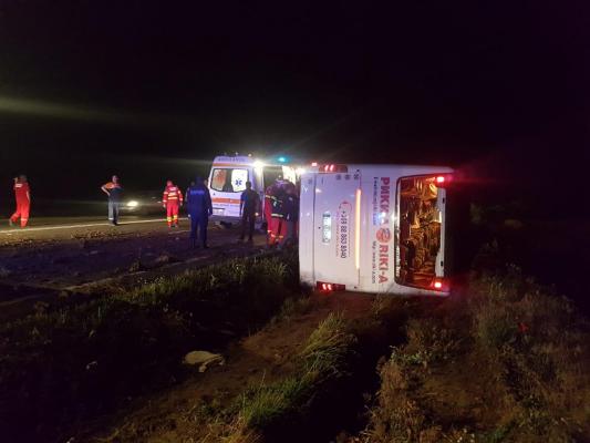 Autocarul răsturnat la intrarea în Mihail Kogălniceanu