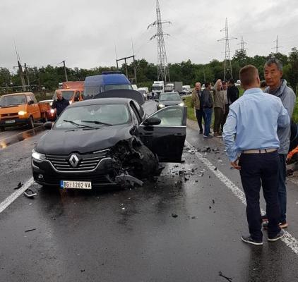 Accident rutier în Braşov. Două persoane au rămas încarcerate în urma impactului violent (Foto)