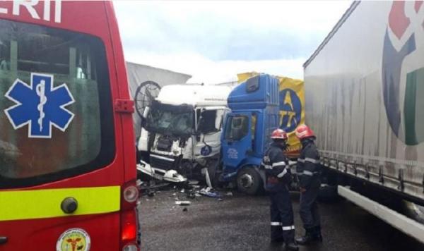 Accident cu trei TIR-uri la Cotmeana, în Argeş