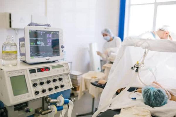 Medici tratează de cancer un pacient