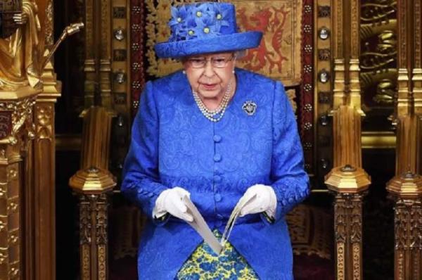 Regina Elisabeta a II-a a Marii Britanii, operată de cataractă