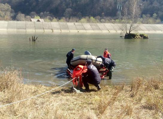 Turiști în pericol de moarte după ce au rămas blocați din cauza unei viituri în Argeș