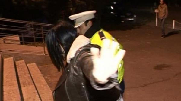 O tânără din Iaşi s-a prefăcut moartă, pe şosea, după ce a provocat un accident. Era beată, furase maşina şi nici permis nu avea