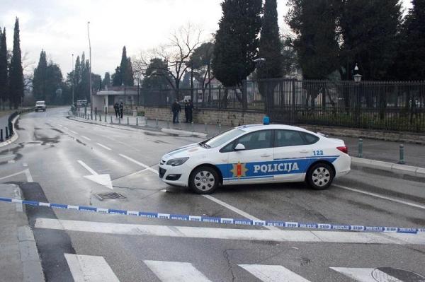 Poliţie pe un drum din Podgorica, capitala Muntenegru