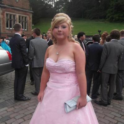 O tânără de 21 de ani din Marea Britanie a născut gemeni în toaletă, fără să știe că e însărcinată! "Habar nu aveam că sunt gravidă!"