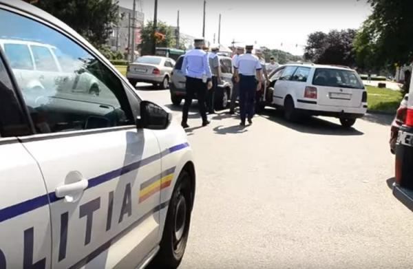 Poliţist local din Arad, călcat cu maşina peste picior de un tânăr şofer care a fugit de la accident