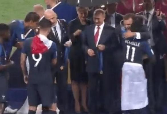 Vladimir Putin, umilit de un jucător francez la ceremonia de decernare a medaliilor, după finala Cupei Mondiale