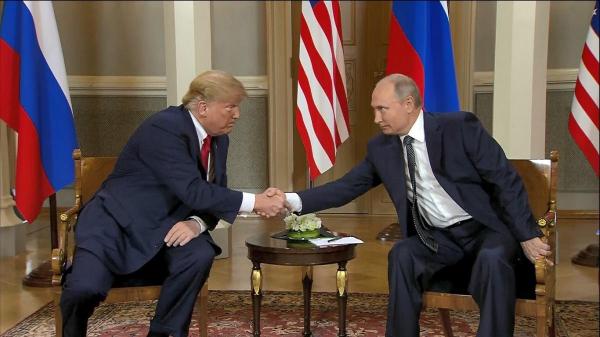 Donald Trump şi Vladimir Putin îşi dau mâna la Helsinki