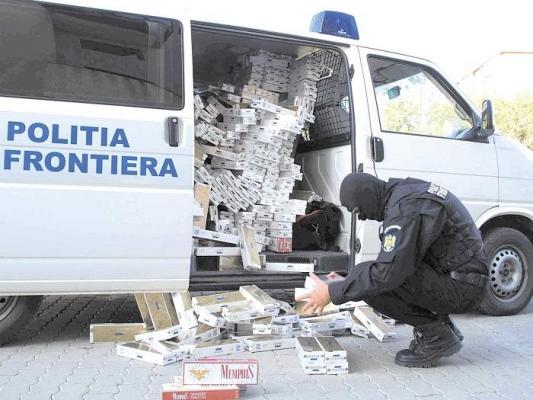 Poliţişti de frontieră din Timiş, prinşi cu ţigări de contrabandă în maşina de Poliţie