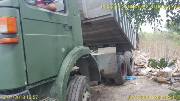 Prins când deversa deşeuri în lacul Siutghiol, a încercat să strivească poliţiştii cu basculanta