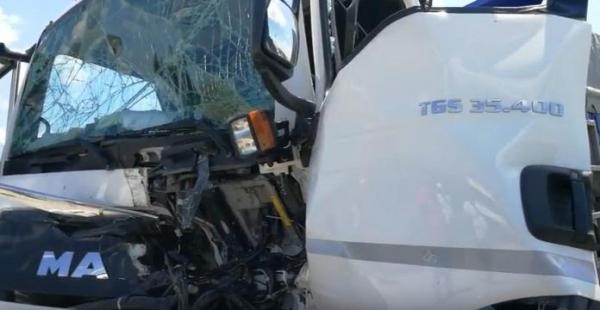 Accident grav în Olt, unde un şofer a rămas încarcerat. Un TIR a intrat într-o basculantă şi cabina a fost distrusă (video)