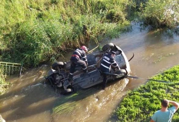 Accident straniu în Botoşani. Şoferul care a plonjat în râul Sitna a ieşit din maşina răsturnată în apă şi s-a făcut nevăzut