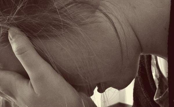 Fetiţă de 7 ani, la un pas să fie abuzată de unchiul ei pe un teren viran din Braşov. Un trecător a salvat copila din mâinile agresorului