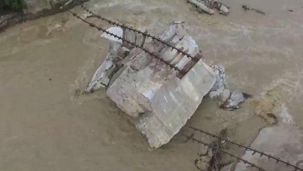Viiturile au trecut, în urmă a rămas prăpădul. Imagini ca după război, surprinse la Braşov, unde un pod s-a prăbuşit sub forţa apelor (Video)