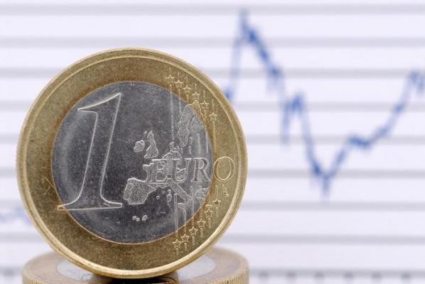 Moneda euro, în faţa unui grafic