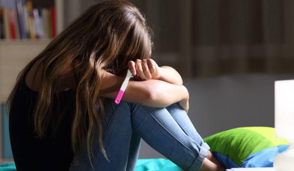 O fată de 15 ani din Botoșani i-a uimit pe medici după ce a rămas însărcinată pentru a treia oară