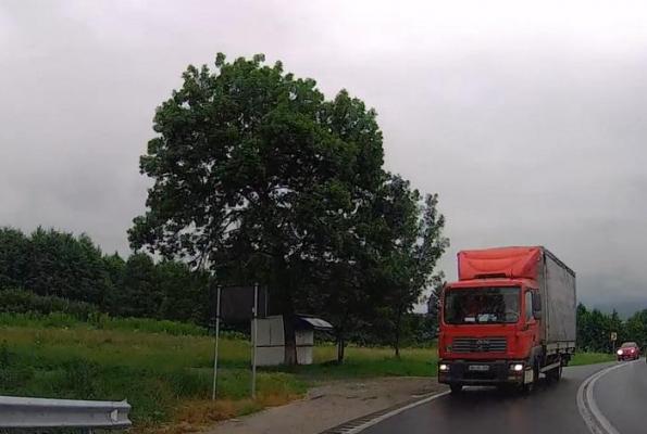 Tragedie evitată în ultima clipă, pe o şosea din judeţul Braşov. Un şofer a intrat pe contrasens, în maşină s-au auzit strigăte de disperare (Video)