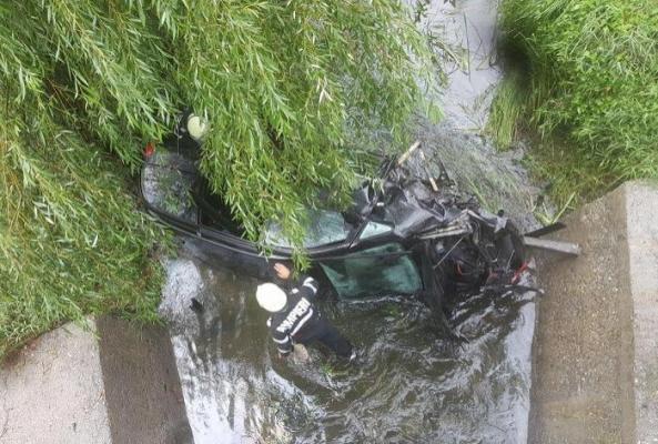 Accident la Voiteg, cu 7 victime, între care 5 copii. Maşina în care se aflau a căzut de pe un pod şi s-a zdrobit de beton