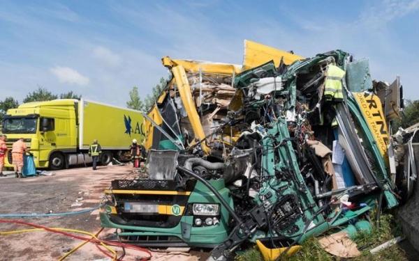 Accident grav cu un TIR românesc, pe o autostradă din Austria. Imagini teribile, după impactul cu un alt camion (video)