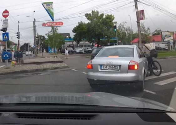 Imagini şocante la Timişoara. Un biciclist e lovit de o maşină, pe trecerea de pietoni, apoi şoferul îl urmăreşte trotuar (video)