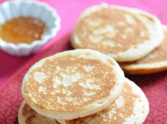 Clătite pufoase pe farfurie