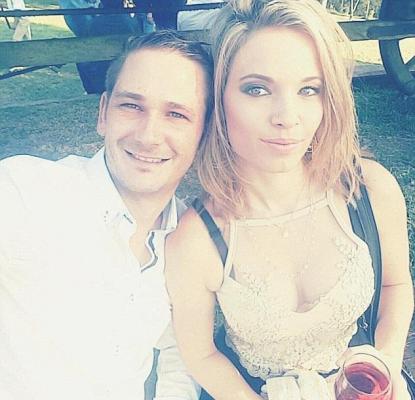 Mămică de doar 26 de ani, de o frumusețe răpitoare, înjunghiată mortal pentru un inel de logodnă