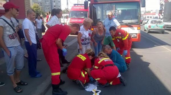 Femeie târâtă după autobuz, la Satu Mare. Șoferul a mers cu femeia prinsă între uși, deși călătorii urlau să oprească