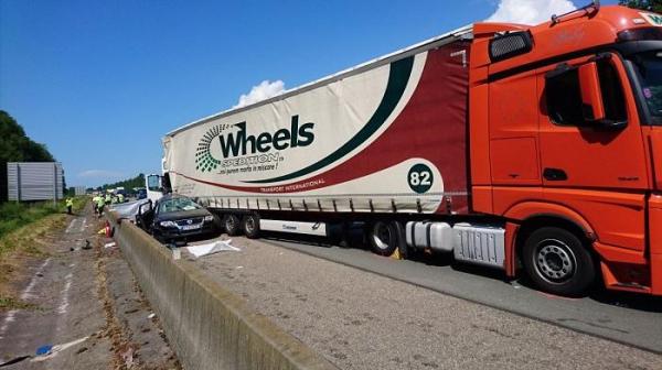 Două femei au murit pe loc, strivite între două TIR-uri, unul românesc, pe o autostradă din Franţa